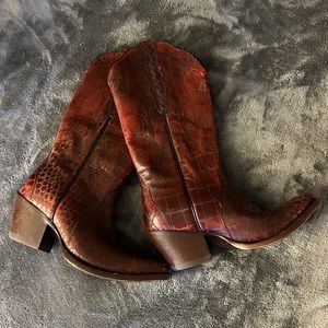 Ariat woman’s boots. Katrina crocodile embossed sugar skull cowgirl boots